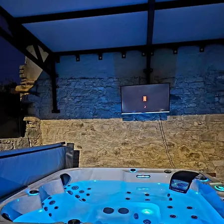 The Stonehouse With Private Bath Spas Villa *