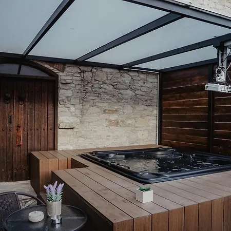 The Stonehouse With Private Bath Spas *