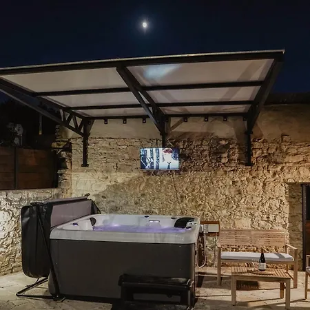 The Stonehouse With Private Bath Spas Villa *